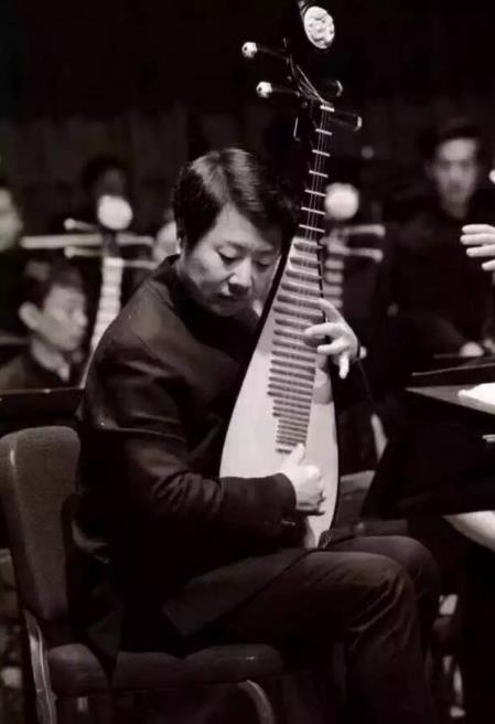 张强,中央音乐学院民乐系教授,著名琵琶演奏家.